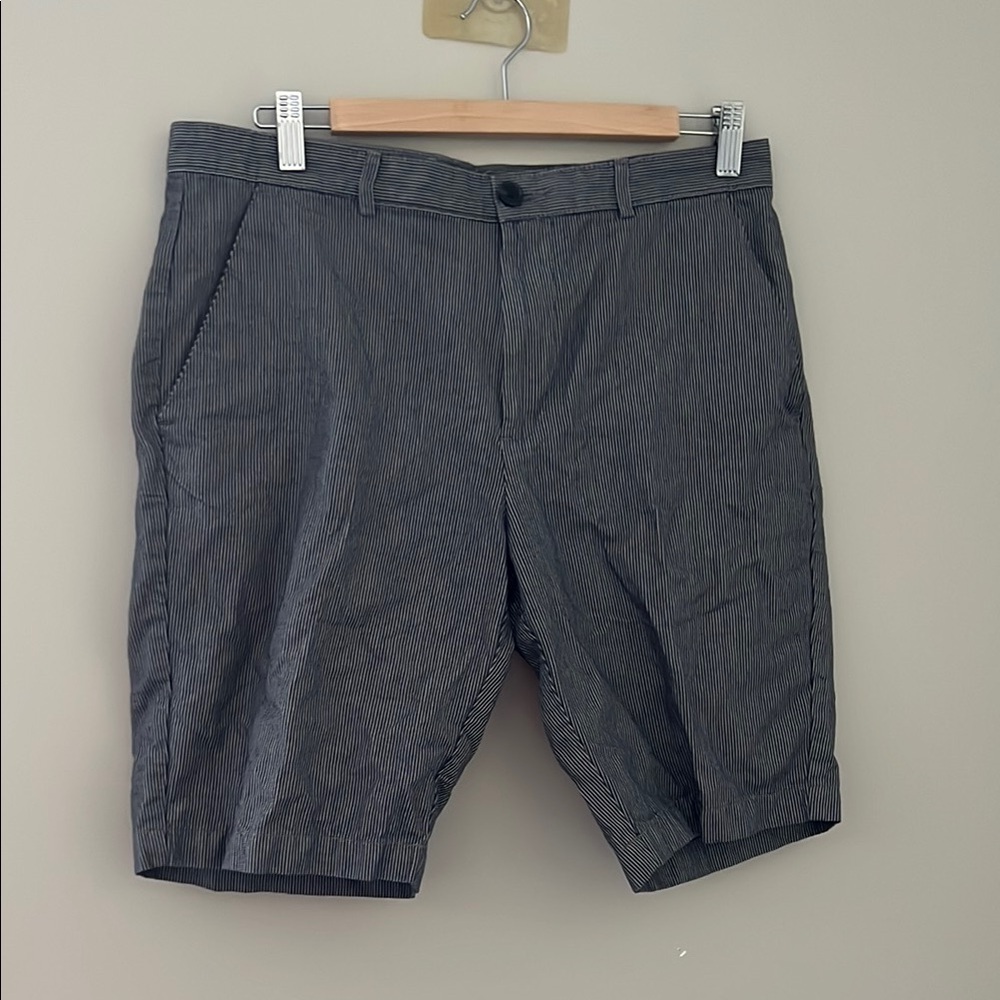 Calvin Klein Men’s Gray Pinstripe Chino Shorts Size 32 Casual